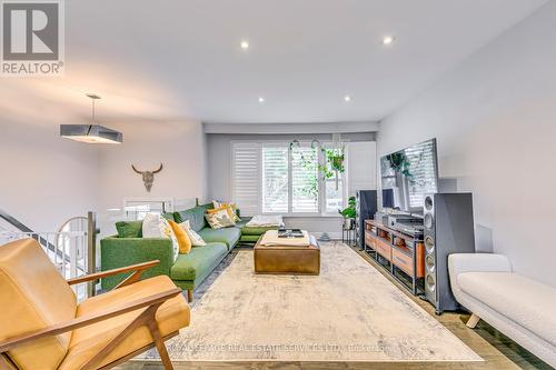 1241 Richards Crescent, Oakville, ON - Indoor Photo Showing Living Room