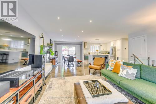 1241 Richards Crescent, Oakville, ON - Indoor Photo Showing Living Room