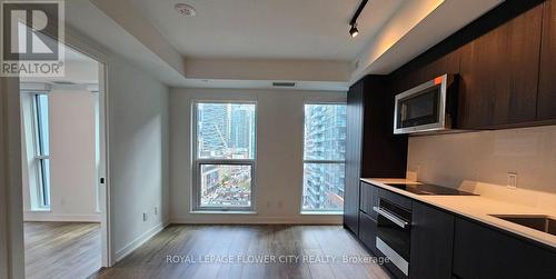 901 - 327 King Street W, Toronto, ON - Indoor Photo Showing Kitchen