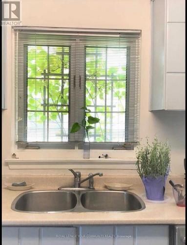 156 Snowshoe Crescent, Markham, ON - Indoor Photo Showing Kitchen With Double Sink