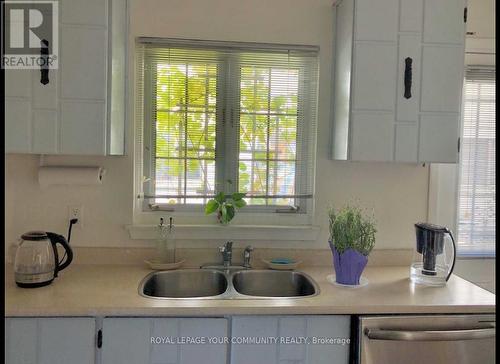 156 Snowshoe Crescent, Markham, ON - Indoor Photo Showing Kitchen With Double Sink