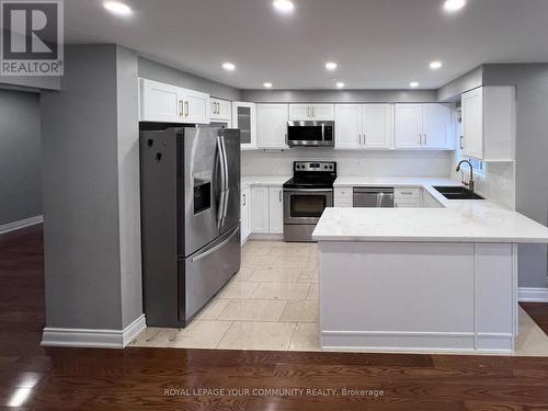 923 Golden Farmer Way, Mississauga, ON - Indoor Photo Showing Kitchen With Upgraded Kitchen