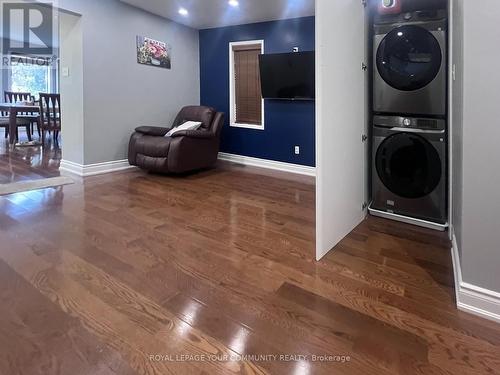 923 Golden Farmer Way, Mississauga, ON - Indoor Photo Showing Laundry Room