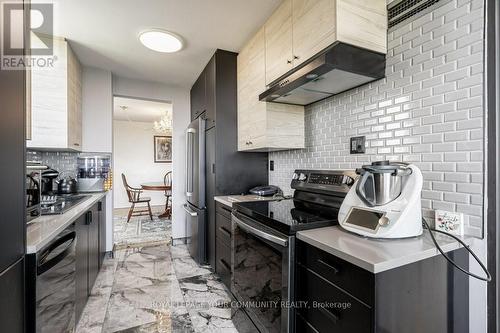 1606 - 133 Torresdale Avenue, Toronto, ON - Indoor Photo Showing Kitchen