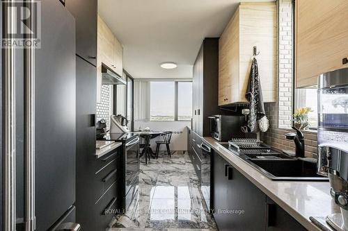 1606 - 133 Torresdale Avenue, Toronto, ON - Indoor Photo Showing Kitchen