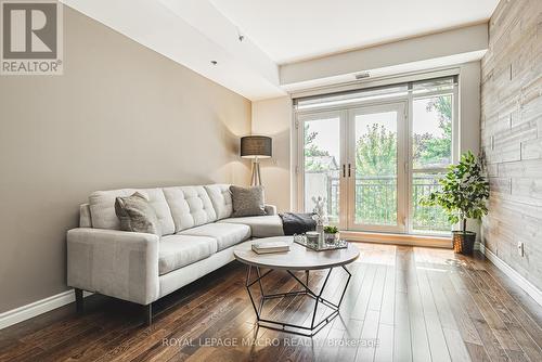 208 - 34 Plains Road E, Burlington, ON - Indoor Photo Showing Living Room