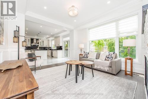 1204 Argreen Road, Mississauga, ON - Indoor Photo Showing Living Room