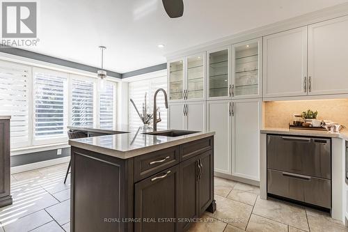 204 - 5340 Lakeshore Road, Burlington, ON - Indoor Photo Showing Kitchen