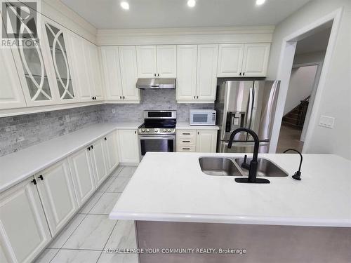 349 Chouinard Way, Aurora, ON - Indoor Photo Showing Kitchen With Double Sink With Upgraded Kitchen