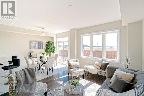 266 Explorer Way, Thorold, ON - Indoor Photo Showing Living Room