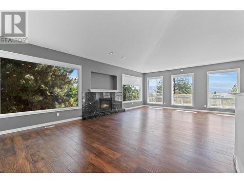 947 Purcell Court, Kelowna, BC - Indoor Photo Showing Living Room