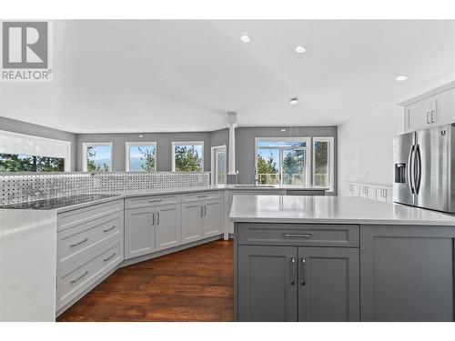 947 Purcell Court, Kelowna, BC - Indoor Photo Showing Kitchen With Upgraded Kitchen