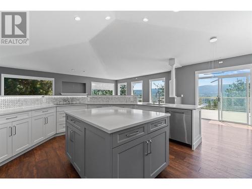 947 Purcell Court, Kelowna, BC - Indoor Photo Showing Kitchen With Upgraded Kitchen