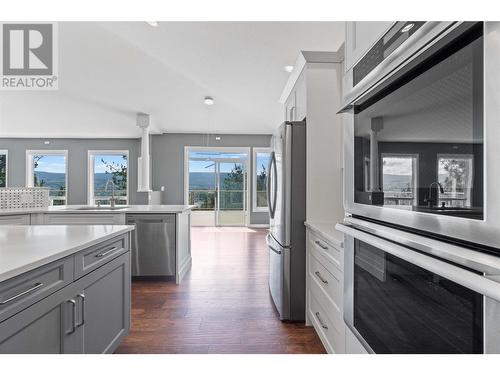 947 Purcell Court, Kelowna, BC - Indoor Photo Showing Kitchen With Upgraded Kitchen