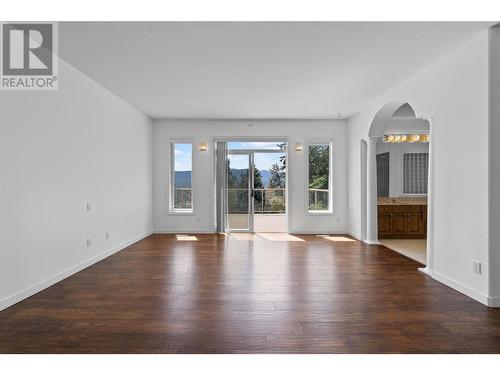 947 Purcell Court, Kelowna, BC - Indoor Photo Showing Living Room