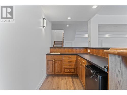 947 Purcell Court, Kelowna, BC - Indoor Photo Showing Kitchen