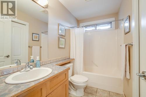 2105 Bowron Street, Kelowna, BC - Indoor Photo Showing Bathroom