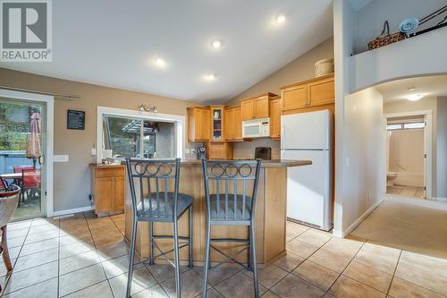 2105 Bowron Street, Kelowna, BC - Indoor Photo Showing Kitchen