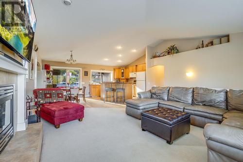 2105 Bowron Street, Kelowna, BC - Indoor Photo Showing Living Room