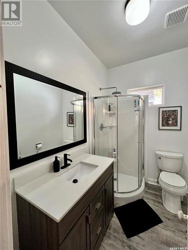 695 3Rd Street E, Shaunavon, SK - Indoor Photo Showing Bathroom