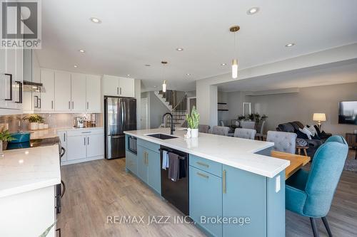 39 Argent Street, Clarington (Bowmanville), ON - Indoor Photo Showing Kitchen With Upgraded Kitchen