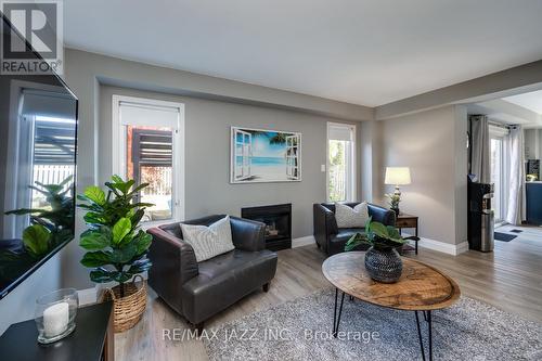 39 Argent Street, Clarington (Bowmanville), ON - Indoor Photo Showing Living Room