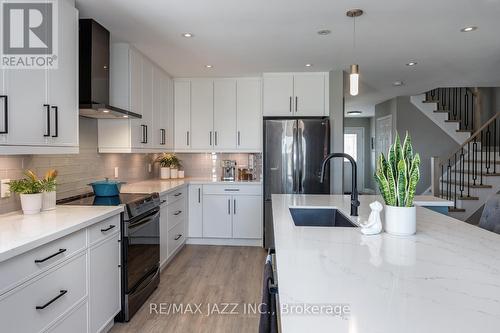 39 Argent Street, Clarington (Bowmanville), ON - Indoor Photo Showing Kitchen With Upgraded Kitchen