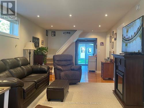 61 Russell Street E, Kawartha Lakes (Lindsay), ON - Indoor Photo Showing Living Room