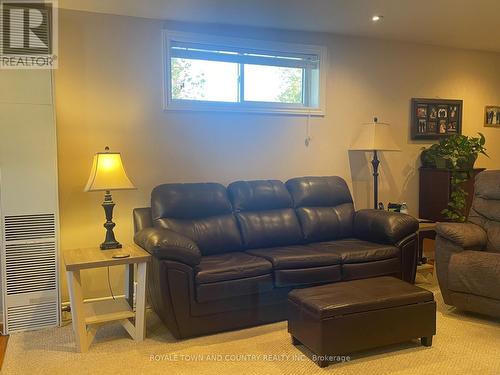 61 Russell Street E, Kawartha Lakes (Lindsay), ON - Indoor Photo Showing Living Room