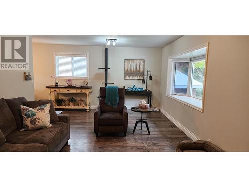 1918 Caughlin Road, Fruitvale, BC - Indoor Photo Showing Living Room