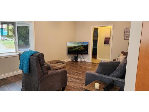 1918 Caughlin Road, Fruitvale, BC - Indoor Photo Showing Living Room