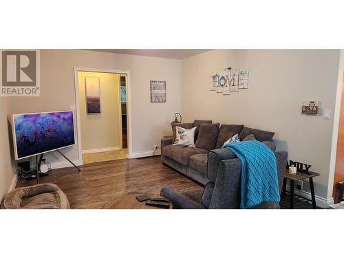 1918 Caughlin Road, Fruitvale, BC - Indoor Photo Showing Living Room