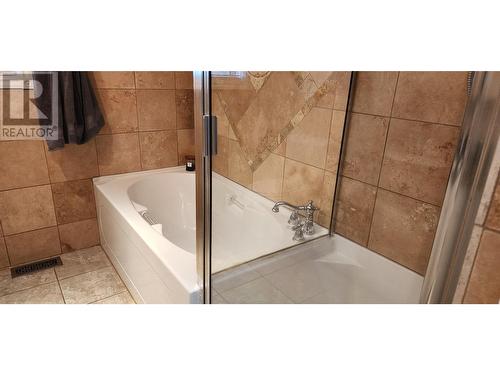 1918 Caughlin Road, Fruitvale, BC - Indoor Photo Showing Bathroom