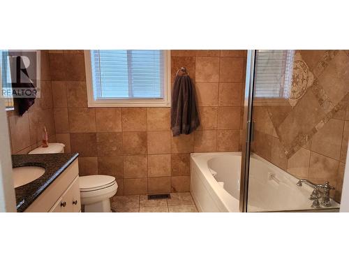 1918 Caughlin Road, Fruitvale, BC - Indoor Photo Showing Bathroom