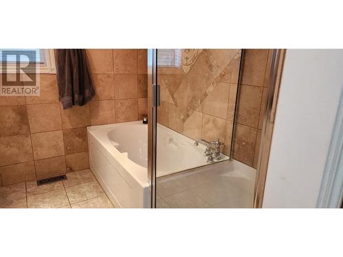 1918 Caughlin Road, Fruitvale, BC - Indoor Photo Showing Bathroom