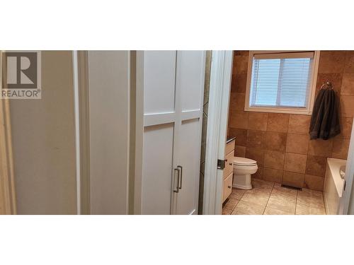 1918 Caughlin Road, Fruitvale, BC - Indoor Photo Showing Bathroom