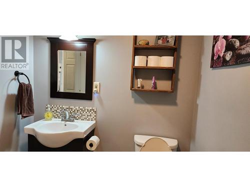 1918 Caughlin Road, Fruitvale, BC - Indoor Photo Showing Bathroom