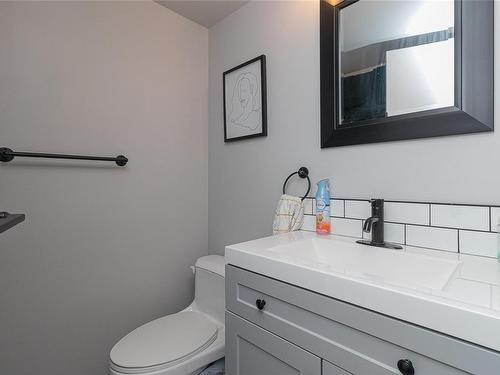 512-71 Gorge Rd West, Saanich, BC - Indoor Photo Showing Bathroom