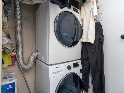 512-71 Gorge Rd West, Saanich, BC - Indoor Photo Showing Laundry Room