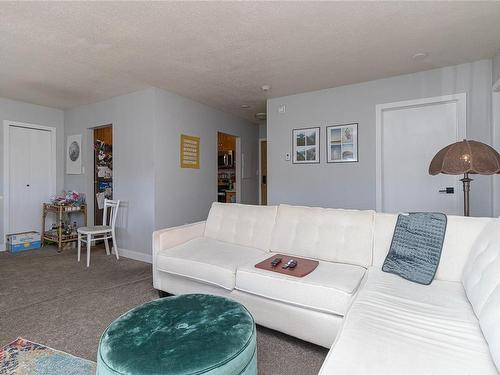 512-71 Gorge Rd West, Saanich, BC - Indoor Photo Showing Living Room