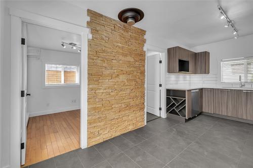 1053 Martin Avenue, Kelowna, BC - Indoor Photo Showing Kitchen