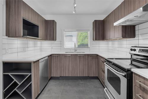 1053 Martin Avenue, Kelowna, BC - Indoor Photo Showing Kitchen With Stainless Steel Kitchen With Upgraded Kitchen