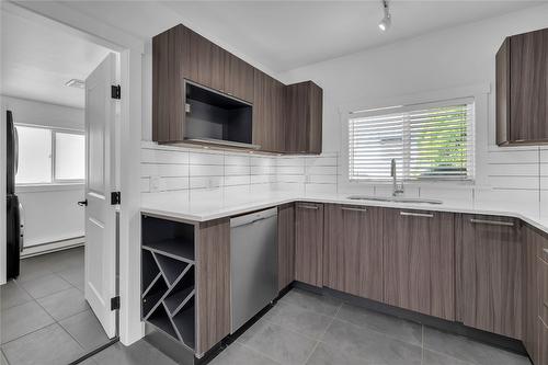 1053 Martin Avenue, Kelowna, BC - Indoor Photo Showing Kitchen