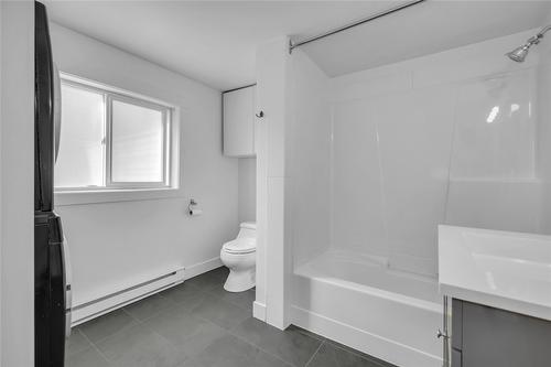 1053 Martin Avenue, Kelowna, BC - Indoor Photo Showing Bathroom