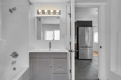 1053 Martin Avenue, Kelowna, BC - Indoor Photo Showing Bathroom