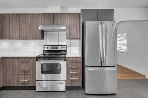 1053 Martin Avenue, Kelowna, BC - Indoor Photo Showing Kitchen With Stainless Steel Kitchen With Upgraded Kitchen