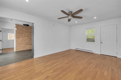 1053 Martin Avenue, Kelowna, BC - Indoor Photo Showing Other Room