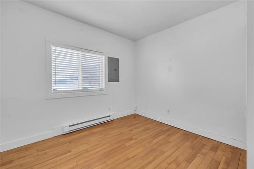 1053 Martin Avenue, Kelowna, BC - Indoor Photo Showing Other Room