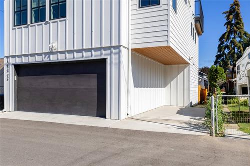 1053 Martin Avenue, Kelowna, BC - Outdoor With Exterior