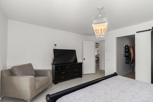 7208 Dunwaters Road, Kelowna, BC - Indoor Photo Showing Bedroom